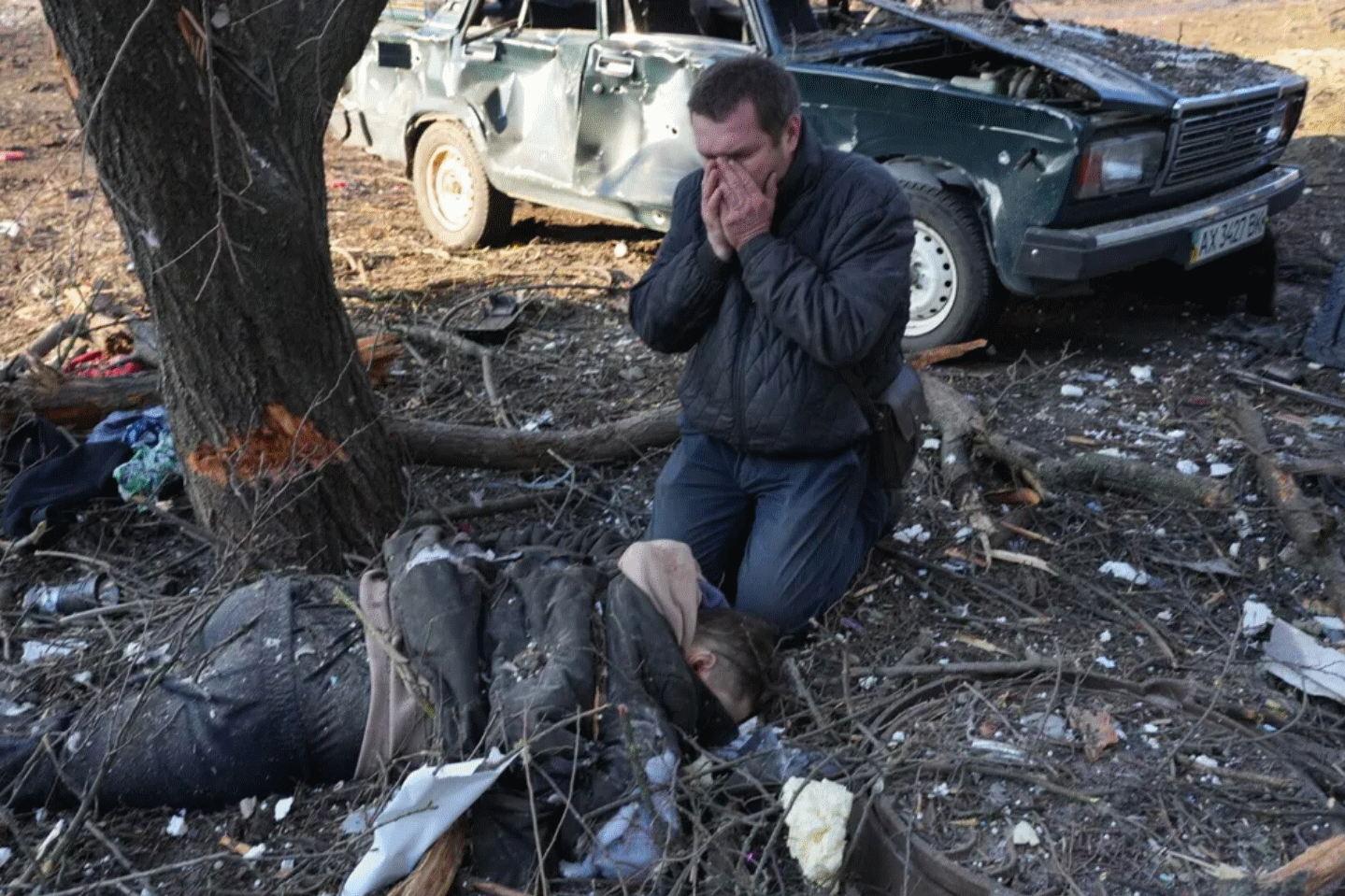 A Ukrainian civilian mourning a dead man. Retrieved from the Huffington Post.