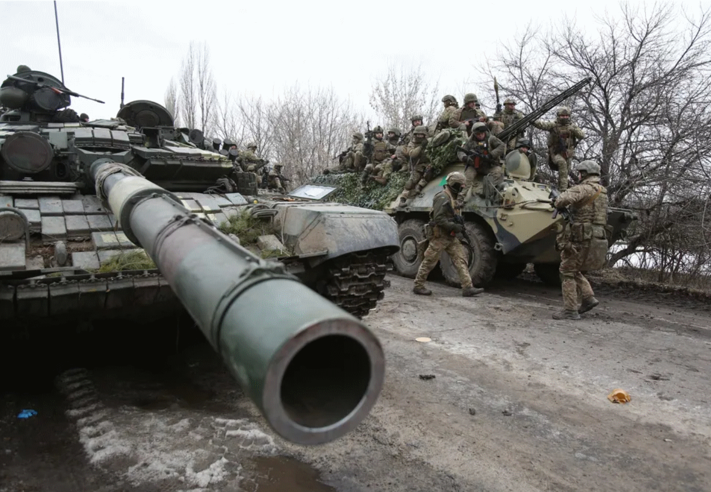 A probably Ukrainian (T-72 + BTR-4?) mechanized detachment, near Kyiv. Retrieved from the Huffington Post.